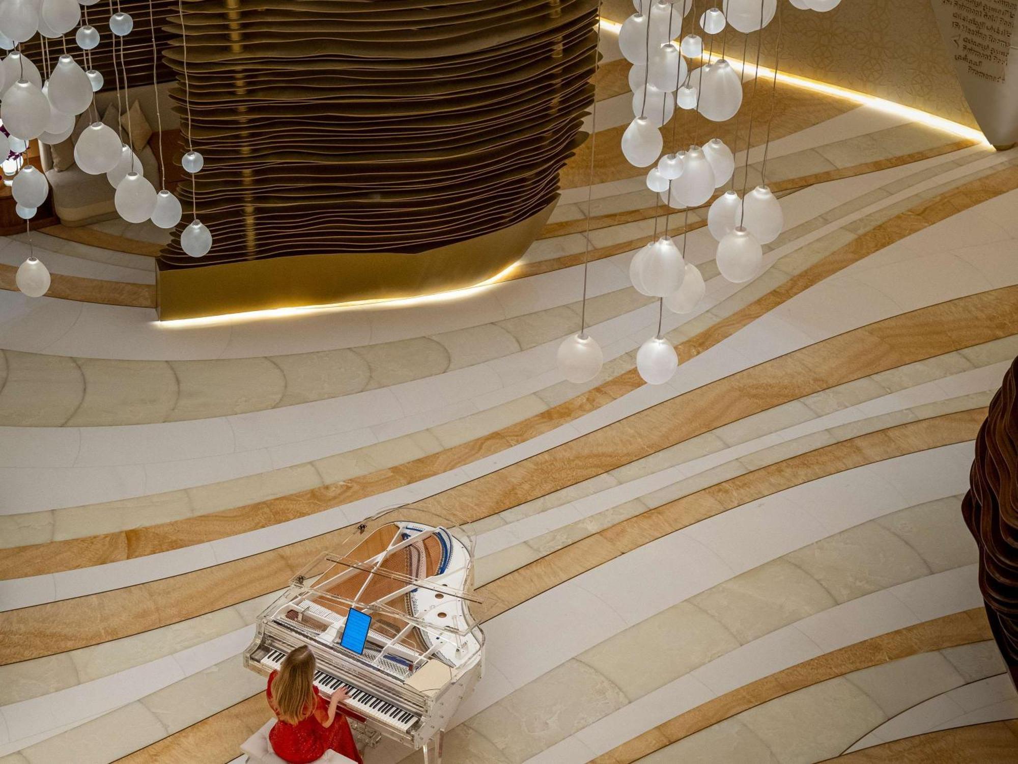 Hotel Fairmont Doha Lusail Zewnętrze zdjęcie The piano in the lobby