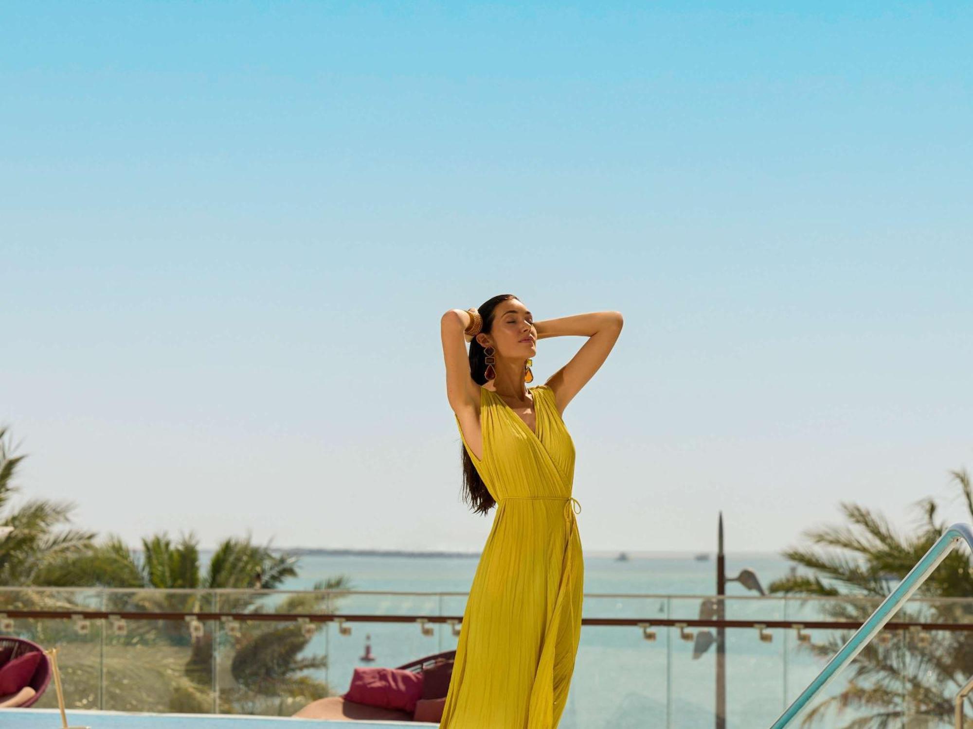 Hotel Fairmont Doha Lusail Zewnętrze zdjęcie A woman in a yellow dress