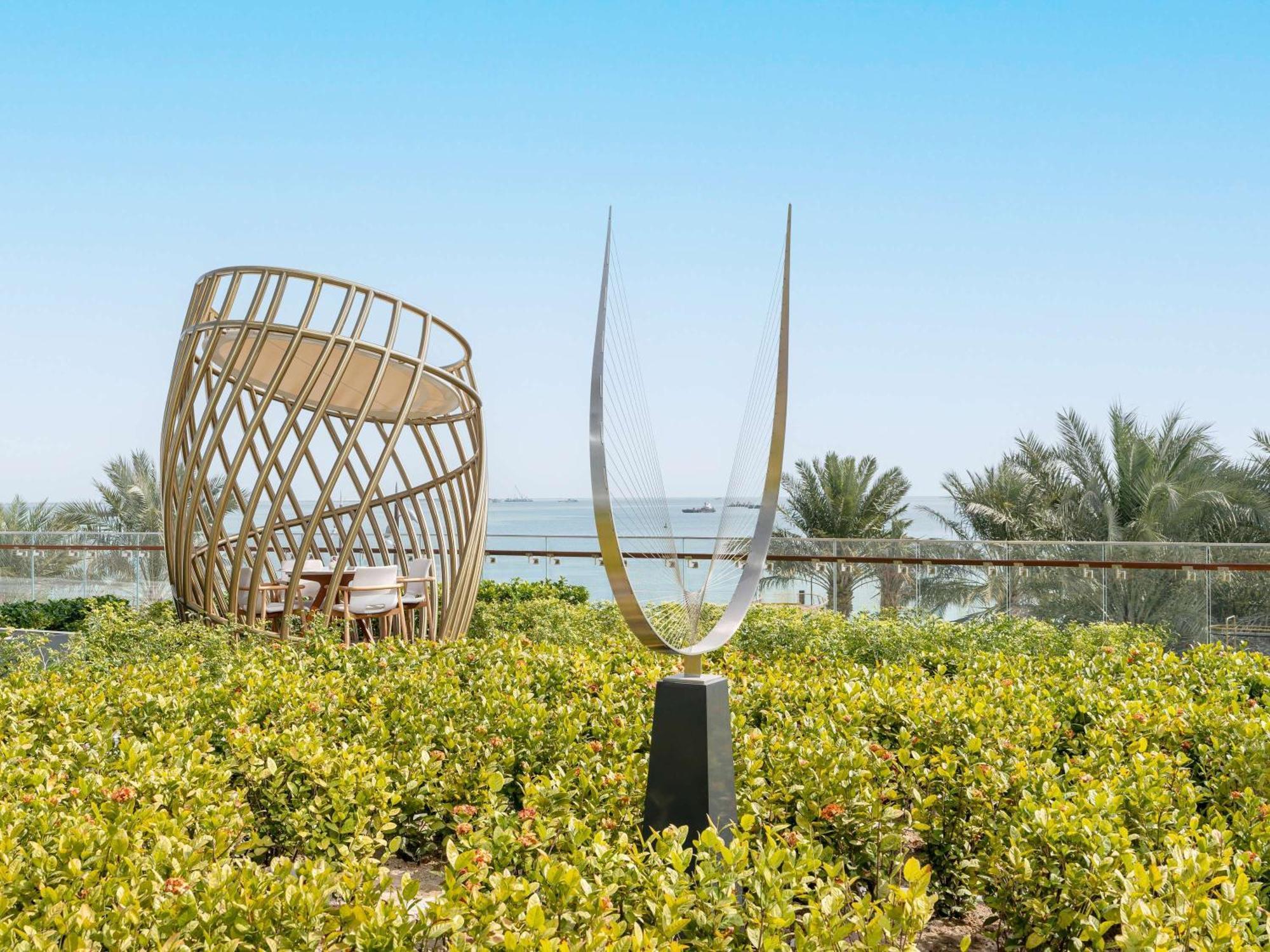 Hotel Fairmont Doha Lusail Zewnętrze zdjęcie The sculpture "The Spirit of the Sea" by the artist Yaacov Agam