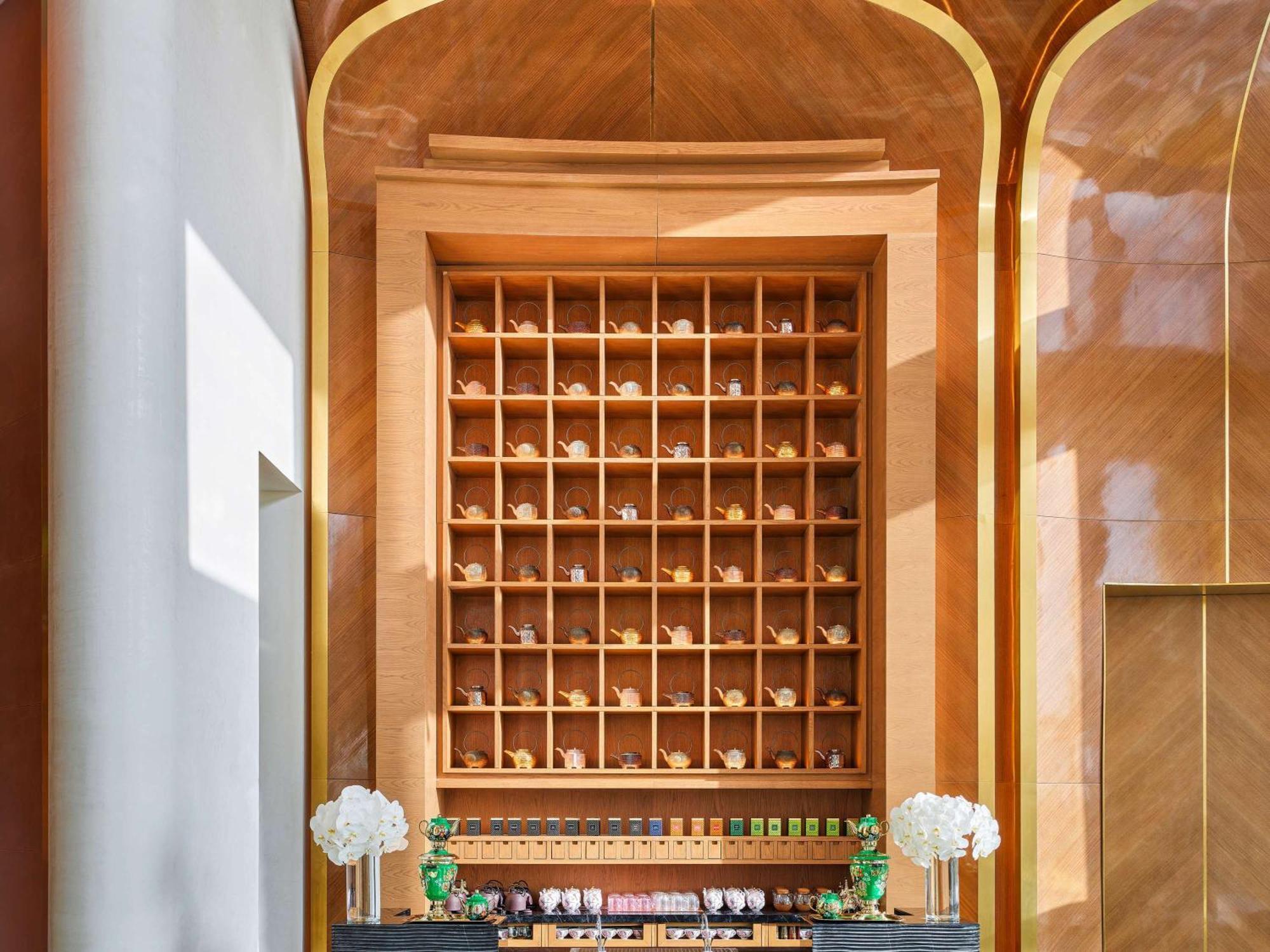 Hotel Fairmont Doha Lusail Zewnętrze zdjęcie A bell desk at the Mandarin Oriental, Hong Kong