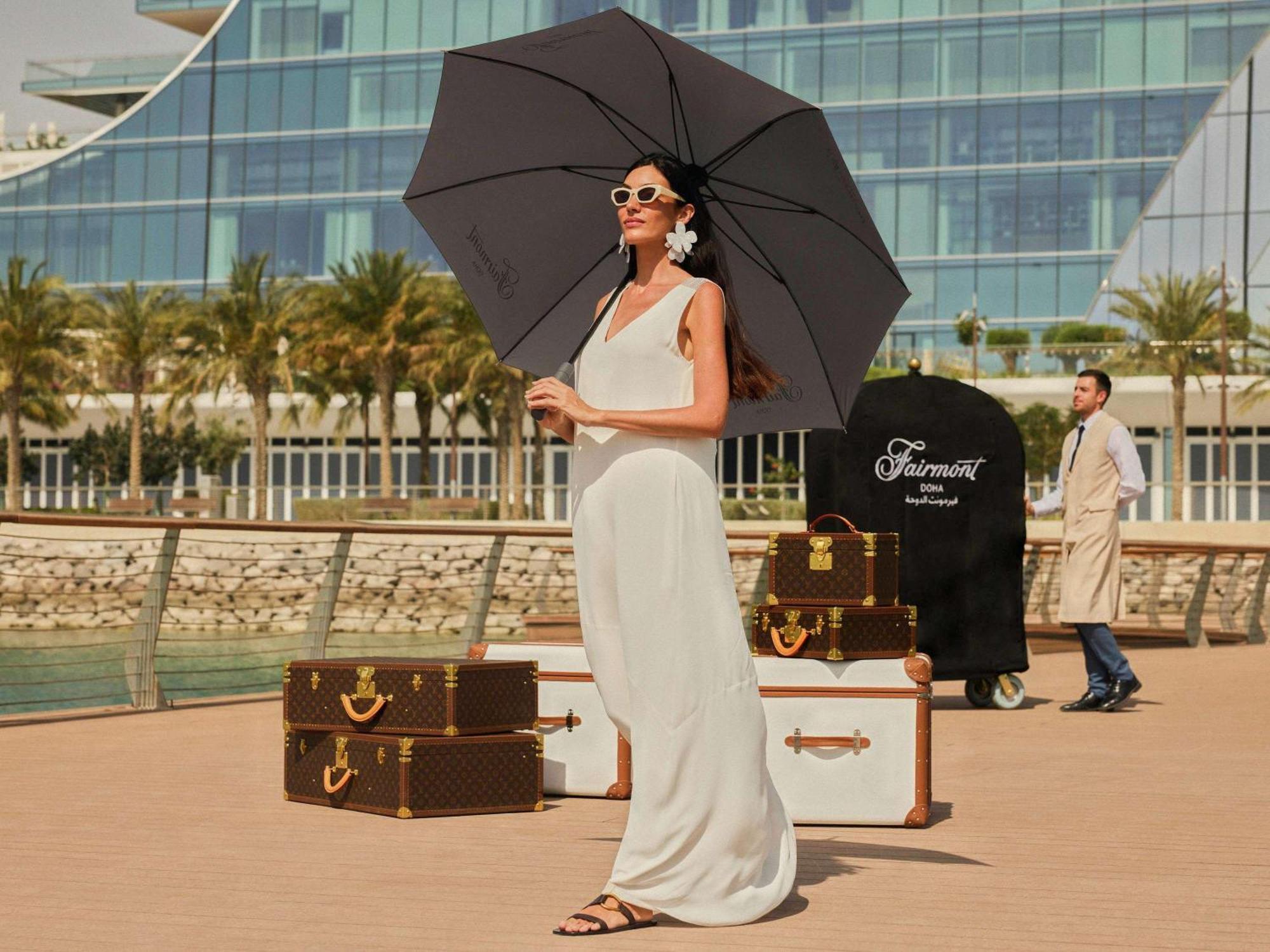 Hotel Fairmont Doha Lusail Zewnętrze zdjęcie A woman with a large umbrella