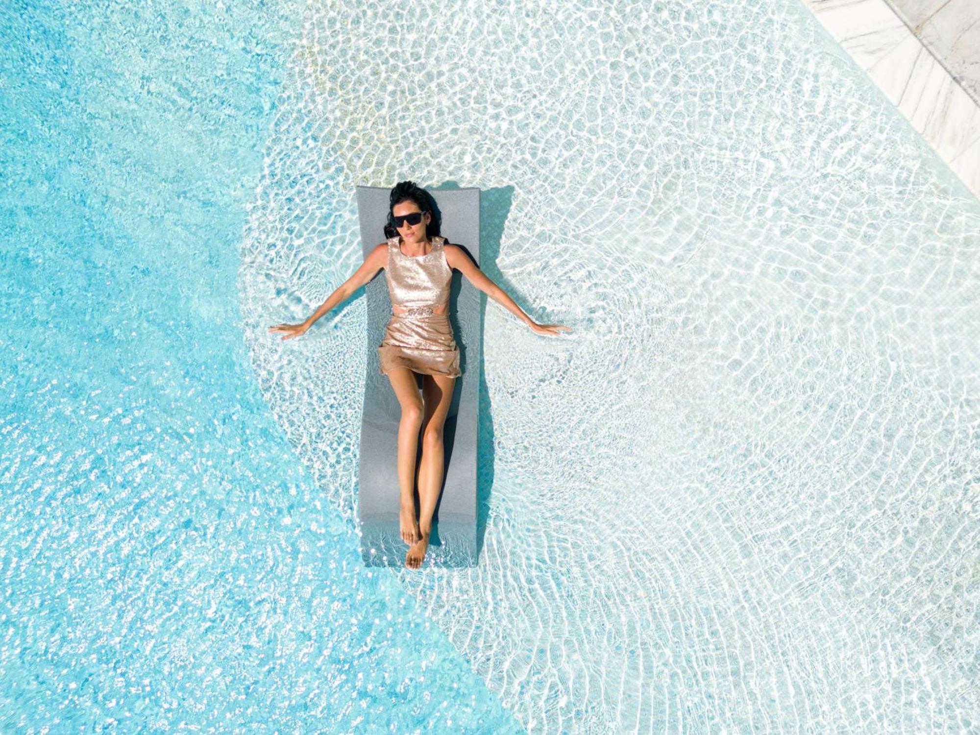 Hotel Fairmont Doha Lusail Zewnętrze zdjęcie A woman sunbathing
